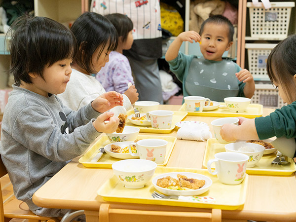 給食を食べている様子