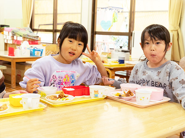 給食を食べている様子