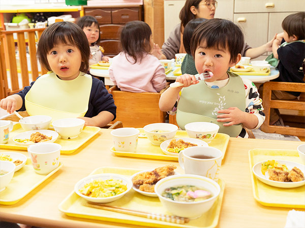 給食を食べている様子